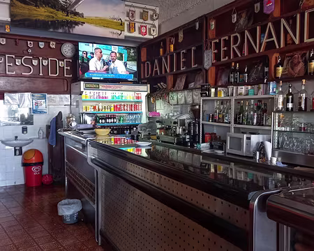 117 Centre de Santa. Ya quelqu'un ? Café-épicerie ouvert, Personne. On a attendu 10 mn.