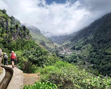 184 Au fond le village de Ribeira do Tabua.