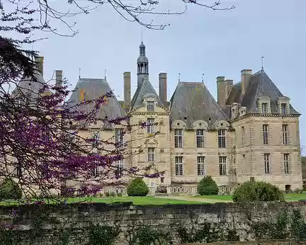 106 Le château de Saint-Loup sur Thouet, pur exemple de l'architecture Louis XIII, fut construit au XVIIe siècle par Claude Gouffier, dignitaire du royaume