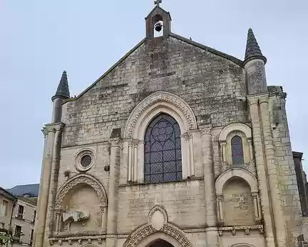 111 L'église Abbatiale Saint-Pierre d'Airvault est l'un des plus beaux monuments religieux de l'art roman du Poitou