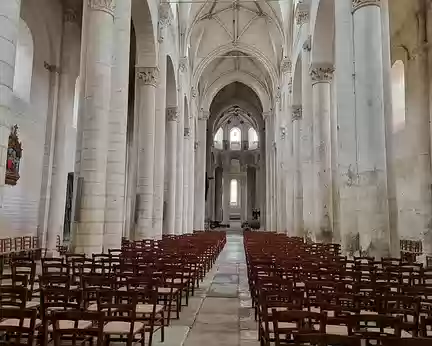 112 La nef a été transformée au XIIIe siècle, laissant place à des voutes de style gothique Plantagenêt