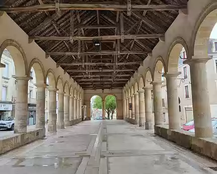 114 Les halles, édifiées dès la fin du Moyen-Âge ont pris leur aspect actuel en 1846. Longueur : 40 m;largeur : 10 m, charpente en chêne apparente
