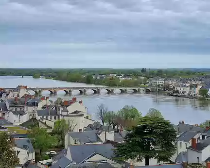 118 Surplombant le cœur historique de Saumur, l'on profite du remarquable panorama sur la Loire et sa vallée