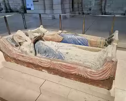 141 Alors que son mari Henri II Plantagenêt et surtout son fils favori Richard Cœur de Lion y reposent, Aliénor d'Aquitaine s'y retire à partir de 1200