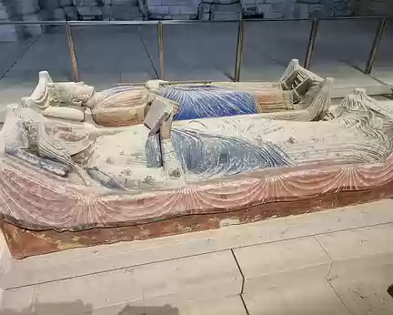 142 Elle commande leurs gisants, mais également le sien où elle se fait représenter un livre entre les mains, symbole de sa culture. Elle meurt en 1204 à l'âge de...