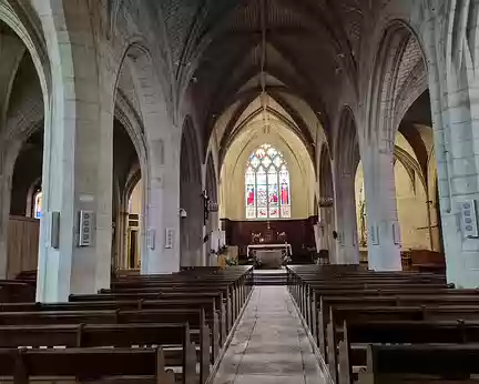 154 Église Saint-Pierre de Doué-la-Fontaine. L'église actuelle a été construite au XVe siècle pour remplacer la première église qui avait été érigée en 1040