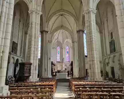 162 Nef et cœur de la collégiale Notre-Dame du Puy-Notre-Dame