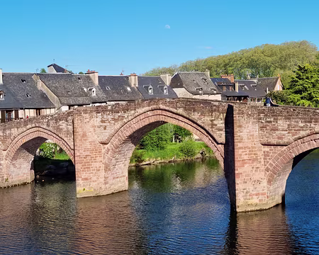 001 Le Pont Vieux d'Espalion a été construit vers le XIe siècle et était jalonné de diverses échoppes dès le XIIe siècle