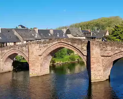 001 Le Pont Vieux d'Espalion a été construit vers le XIe siècle et était jalonné de diverses échoppes dès le XIIe siècle