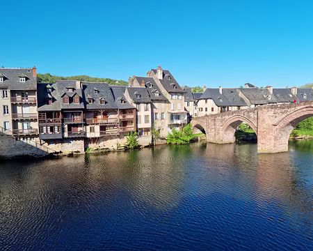 002 Il offre un joli coup d'oeil sur les « Calquières » maisons à galeries couvertes des tanneurs