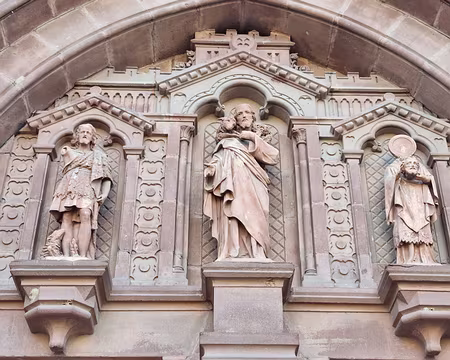 003 Devant l'expansion prise par la ville, l'église paroissiale ne pouvait plus accueillir tous les fidèles