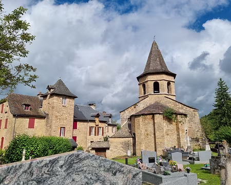 008 Église romane Saint-Paul de Salles-la-Source. Le transept, en dépit de quelques remaniements, appartient au XIIe siècle