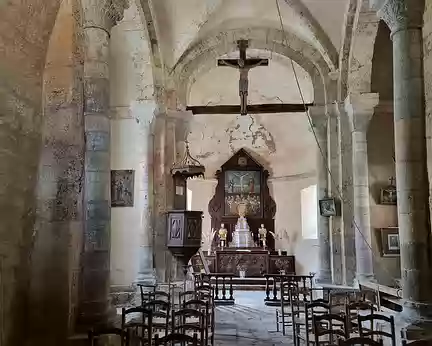 009 Grand Crucifix du XIIe siècle conservé avec ses peintures originelles
