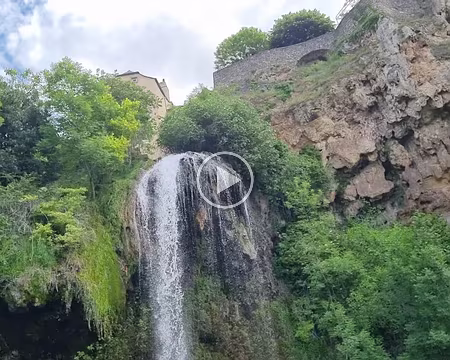 019 Sa position en plein cœur du village donne l'occasion de faire une pause rafraîchissante
