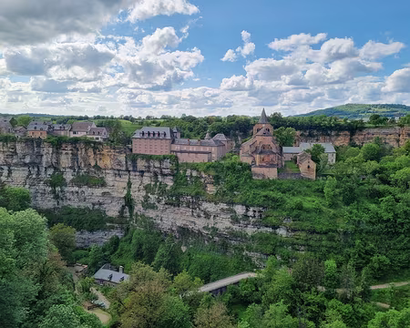 020 Le site géologique unique, dit « trou de Bozouls » est un cirque naturel, un canyon en forme de fer à cheval creusé dans les calcaires du Causse Comtal