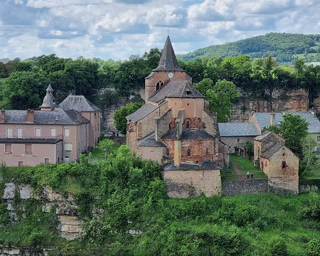 021 Ses dimensions sont impressionnantes : 400 m de diamètre, 100 m de profondeur