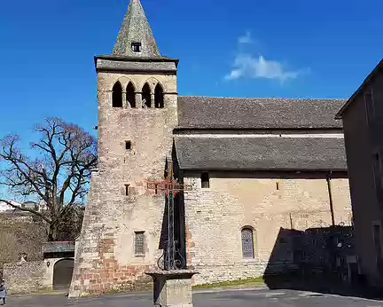 025 Église romane Saint-Fauste de Bozouls du XIIe siècle, bâtie sur un promontoire au cœur du canyon de Bozouls
