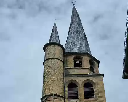 039 Église gothique, placée sous le patronage de Saint-Côme et Saint-Damien. Elle fut bâtie entre 1522 et 1532 par Antoine Salvant : le meilleur architecte rouergat...