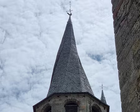 041 Sa spirale était-elle voulue par les constructeurs ? La charpente a-t-elle joué ? Les experts discutent de cette particularité qui touche 32 monuments en...