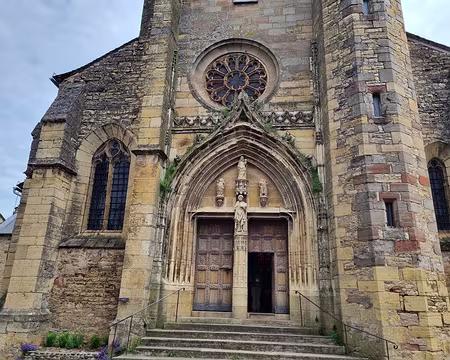 042 Les portes qui datent de 1532, en chêne sculpté, comptent chacune 365 clous en fer forgé et sont classées Monument Historique