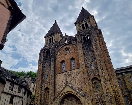 062 L'abbatiale Sainte-Foy de Conques est un chef d'œuvre de l'art roman de la France méridionale. Elle fut construite entre les XIe et XIIe siècles