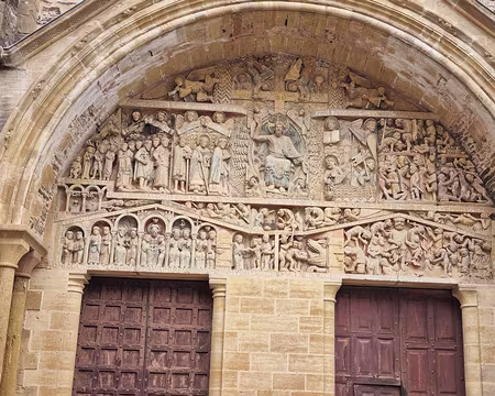 064 Sur sa façade se trouve le tympan du Jugement dernier de la même époque