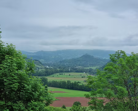 094 Depuis Vinnac, vue sur le pitonde basalte où se dressent les ruines du château de Calmont d'Olt au centre de la photo. En dessous à gauche Espalion
