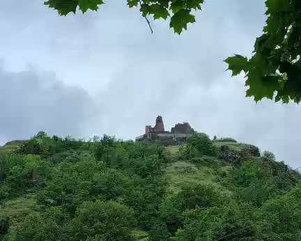 095 Le château de Calmont d'Olt est perché sur un dyke basaltique à 535 m d'altitude. Il surplombe de 200 m la ville d'Espalion et la vallée du Lot