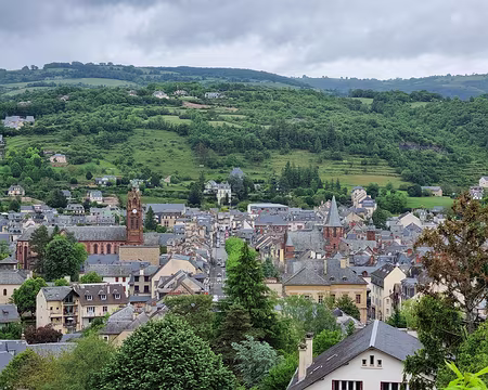 097 Vue sur Espalion et les contreforts de l'Aubrac