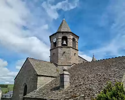 099 Sur la croisée du transept s'élève un clocher octogonal qui se termine majestueusement par une flèche