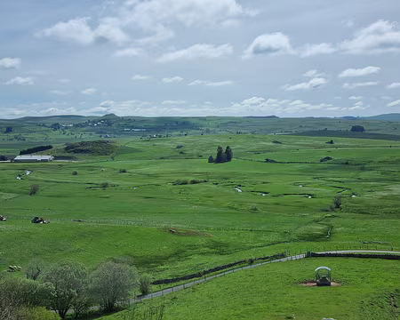 105 Depuis le sommet de la cascade, panorama étendu sur le plateau de l'Aubrac