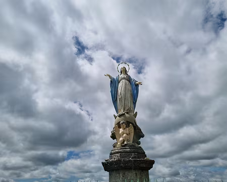 108 Notre-Dame de la sentinelle (1270 m) qui domine le village de Nasbinals