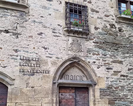 117 Estaing. De style renaissance, le Collège (Monument Historique) fut construit au début du XVIe siècle pour accueillir les prêtres de la fraternité Saint-Jean de...