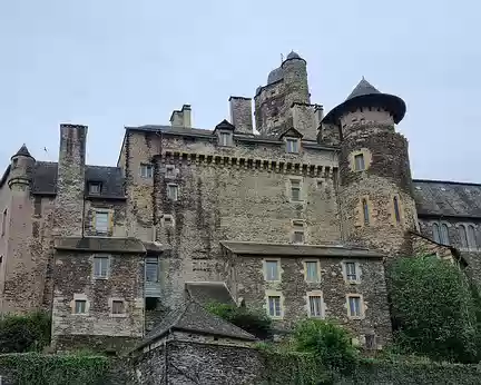 122 Le château d'Estaing et la grande tour que la visite guidée nous permettra de gravir