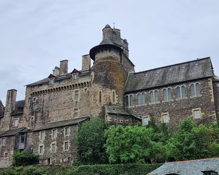 123 A droite du château, la chapelle Saint-Joseph. Elle fut consacrée par l'Évêque de Rodez le 7 septembre 1929
