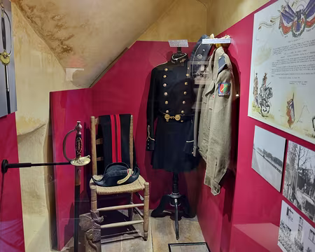 147 A droite uniforme du soldat V.G.E. Brigadier du 2ème dragon (1944-1945). A gauche : Grand uniforme de l'école polytechnique et son bicorne