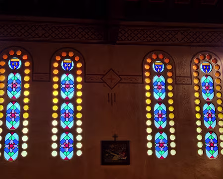 164 L'élévation orientale est percée de 6 verrières doubles à base de verres noyés dans un réseau de béton