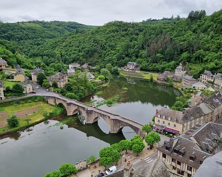 170 Le Pont Gothique sur le Lot vu du haut de la tour du château. Construit vers 1490, achevé sous l'impulsion de François d'Estaing dont la statue (1866) trône sur...