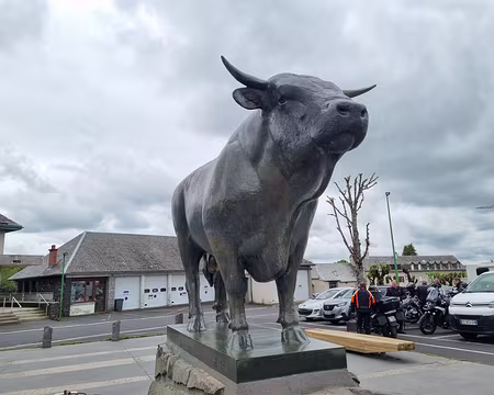 176 Le splendide taureau de Laguiole mesure pas moins de 3 m sur 1m80 de hauteur. Il quitta Paris le 6 août 1947 et arriva à Laguiole le 7 août. L'inauguration...