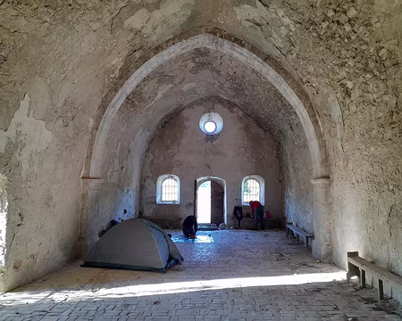 003 4 - Le randonneur itinérant, d’un naturel simple, pas « chichi-pompon », s’autorise cependant à apprécier l’esthétique gothique de la lumière en architecture....