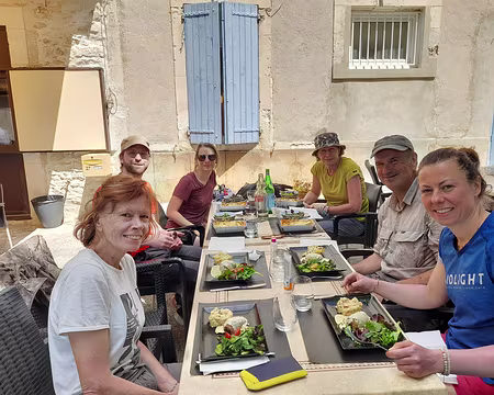 009 10 – Le randonneur itinérant sacrifie aux plaisirs de la table, fait vivre l’économie des territoires, et travaille son flexitarisme – Banon, ville de fromage...