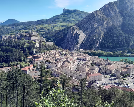 20240508_092715 La ville de Sisteron, départ de notre randonnée-camping de 5 jours dans la Montagne de Lure (Alpes-de-Haute-Provence).