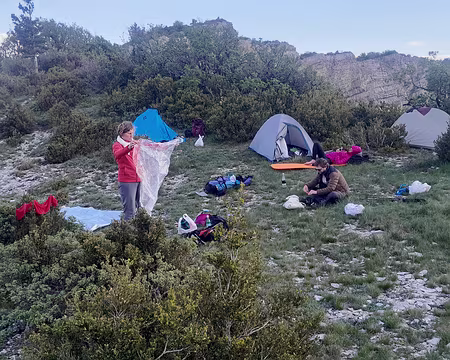 20240511_185132 La difficulté étant de trouver un emplacement pas trop caillouteux pour planter les tentes ...
