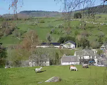 Aubrac_135 La Chaldette. Le bâtiment blanc au milieu est celui des thermes.