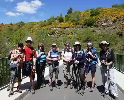 Aubrac_200 Le groupe sur le Pont du Bès…