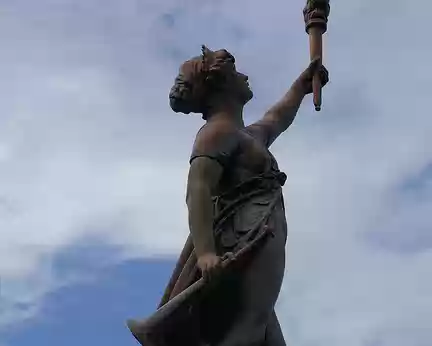Aubrac_315 La Liberté Éclairant le Monde, statue commandée en 1891 qui a fait scandale (entièrement nue). Elle a été « rhabillée » et éloignée de la cathédrale…