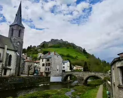 Aubrac_335 Ste Christine, le vieux pont sur l’Ander et au fond St Flour