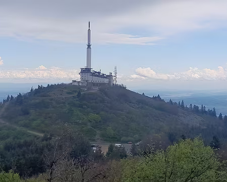 20240519_142551 Le Crêt de l'Œillon (1364 m) et son émetteur de télévision.