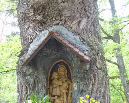 P1190050 Vierge à l'enfant sculptée à l'entrée du village de Thannenkirch