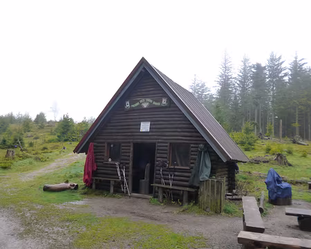 P1190076 La cabane de la Pierre des Trois bans...